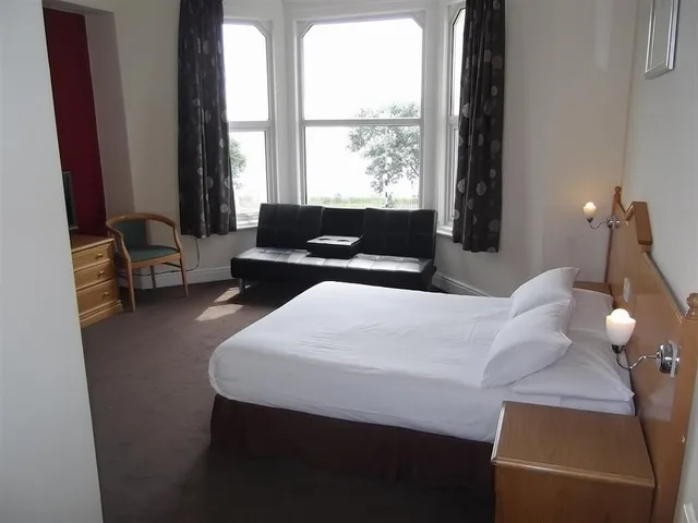 5 Rooms, Family, Twin Beds, Sofa، OYO Esplanade Hotel 3/10