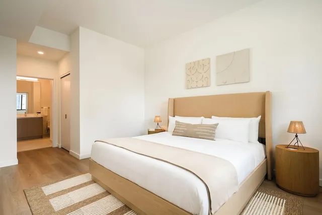 جناح تنفيذي بسرير كينج بشرفة بغرفة نوم واحدة مع أريكة، Sense28 Edgewater, an AvantStay Hotel 1/9