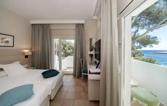 غرفة بسريرين منفصلين بشرفة، Hotel Cala d Or - Adults Only 8/10