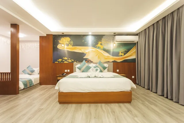 غرفة عائلية بسرير كينج وسرير كوين، Thapae Twins Hotel 1/7
