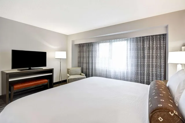 جناح رئاسي بسرير كينج بغرفتي نوم، Embassy Suites Charlotte 2/7