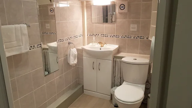 غرفة بسرير كوين بحمام خاص، The Wycliffe Guest House 2/2