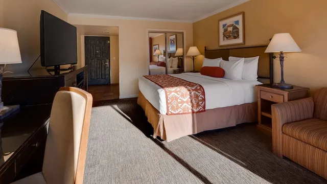 غرفة قياسية بسرير كينج مع أريكة، Best Western Plus Arroyo Roble Hotel & Creekside Villas 8/10