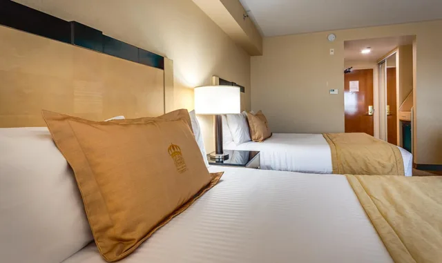غرفة قياسية بسرير كينج وسريرين كوين، Monte Carlo Inns And Suites Downtown Markham 7/10