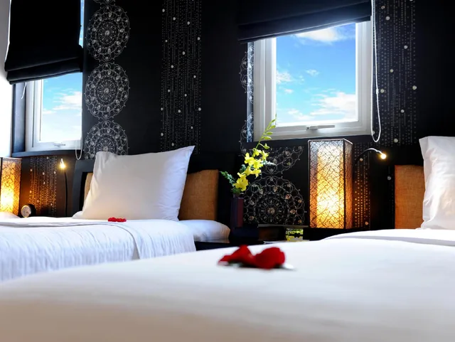 غرفة ثلاثية، Orchid Hotel 2/2