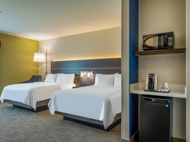 غرفة قياسية بسرير فردي، Holiday Inn Express and Suites Watertown 2/4