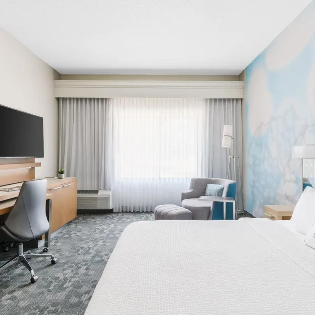 غرفة بسرير كينج بحوض استحمام لذوي الإعاقة، Courtyard Dallas Lewisville 5/10