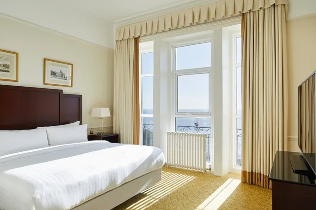 جناح بسرير كينج بإطلالة على البحر بغرفة نوم واحدة مع أريكة، Marriott Highcliff 2/8