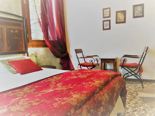 غرفة كلاسيكية ثلاثية بسرير كوين وسرير فردي، Relais Alcova del Doge 1/3