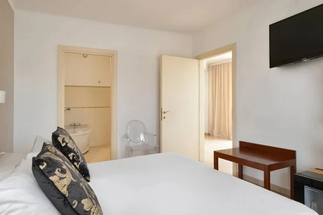 جناح جونيور، Grand Hotel Sofia 1/6