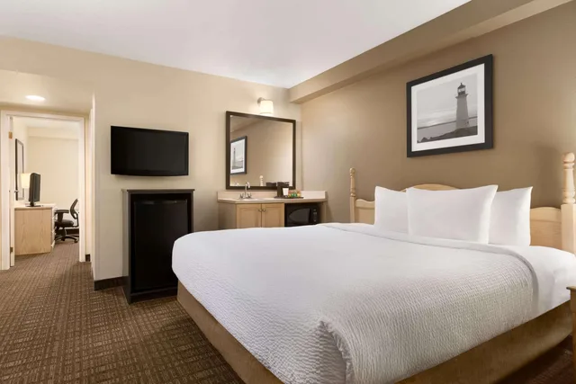 جناح بسرير كينج بغرفة نوم واحدة، Travelodge Suites by Wyndham Moncton 1/2