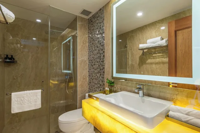 غرفة ديلوكس بسريرين مزدوجين بإطلالة جزئية على البحر، Mandila Beach Hotel Danang 10/10
