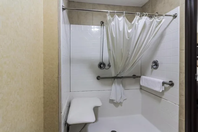 1 Queen Bed - Mob Acc RI Shwr Nsmk Micfridg، Motel6 Minot, ND 9/10