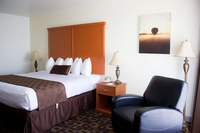 غرفة قياسية بسرير كينج، Best Western Plus Lake Front Hotel 2/4