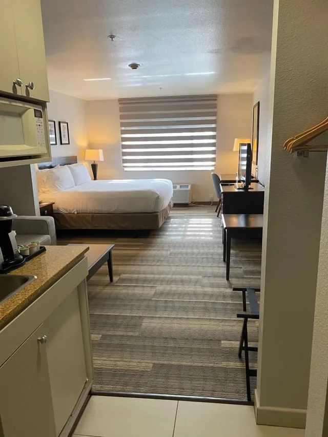 غرفة ديلوكس بسرير كينج لذوي الإعاقة، Hotel Marguerite Anaheim/Garden Grove, Trademark Collection 7/10