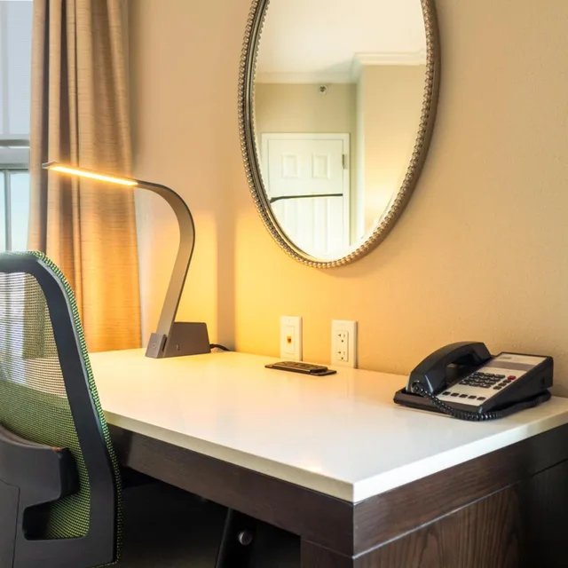 غرفة بسريرين كوين بشرفة، Holiday Inn Express Savannah Historic District 9/9