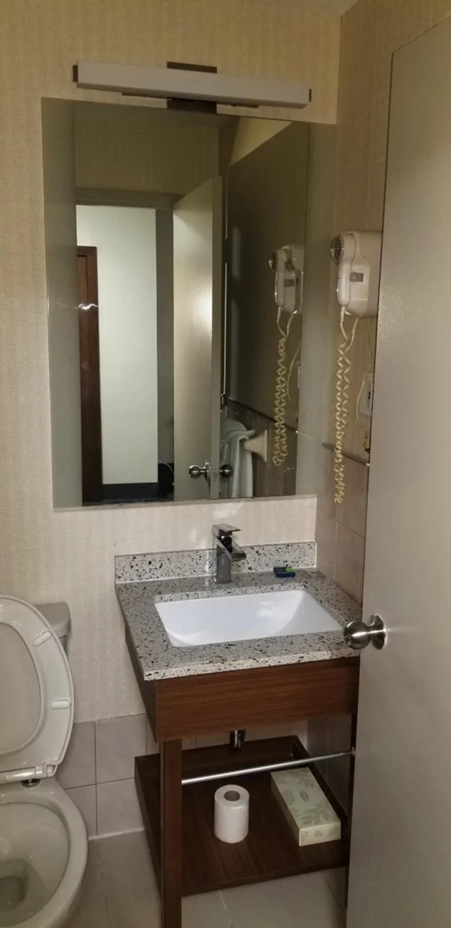 غرفة بسرير كينج وسرير كوين، Baymont By Wyndham Montreal Airport 5/10