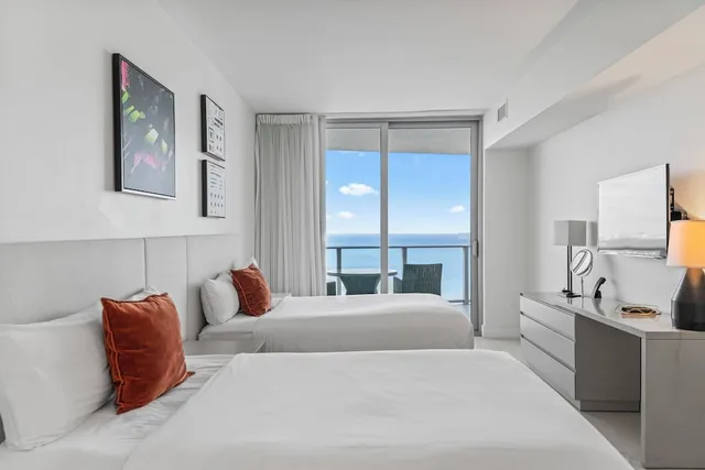 شقة سكنية بريميوم بسرير كينج وسريرين مزدوجين مع أريكة، Lyfe Resort & Residences 1/8