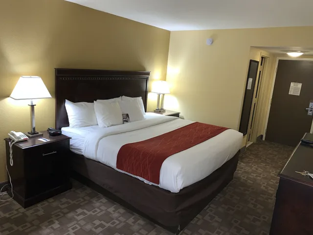 غرفة بسرير كينج مع أريكة، Quality Inn Asheboro South NC 5/7
