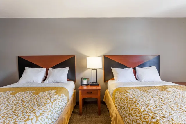 غرفة بسريرين كوين لذوي الإعاقة، Days Inn Suites By Wyndham Lancaster Amish Country 2/5