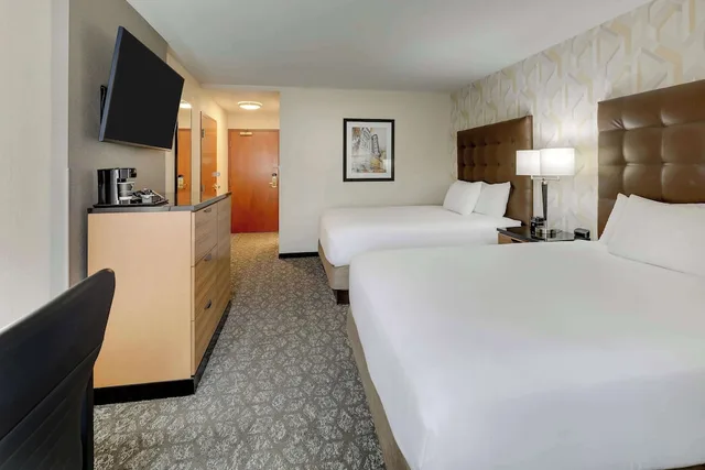 غرفة بسريرين كوين في طابق مرتفع، Drury Inn and Suites Birmingham Lakeshore Drive 2/6