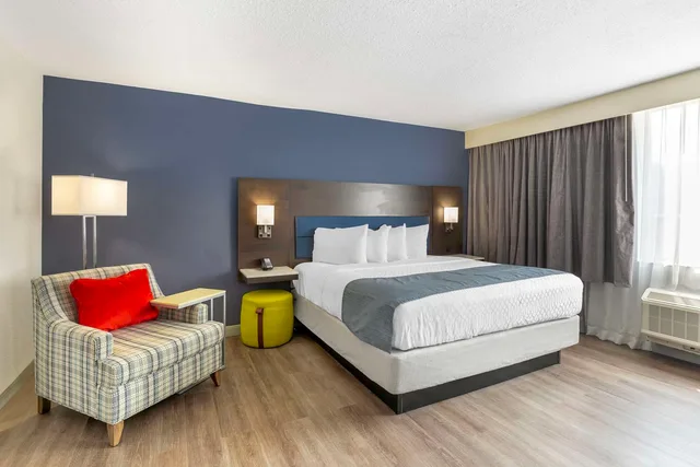غرفة بسرير كينج بحوض استحمام لذوي الإعاقة، Best Western Premier Richmond City Gateway 2/4