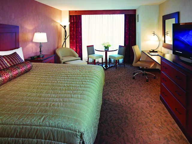 غرفة ديلوكس بسرير كينج للمدخنين، Seneca Allegany Resort And Casino 2/5