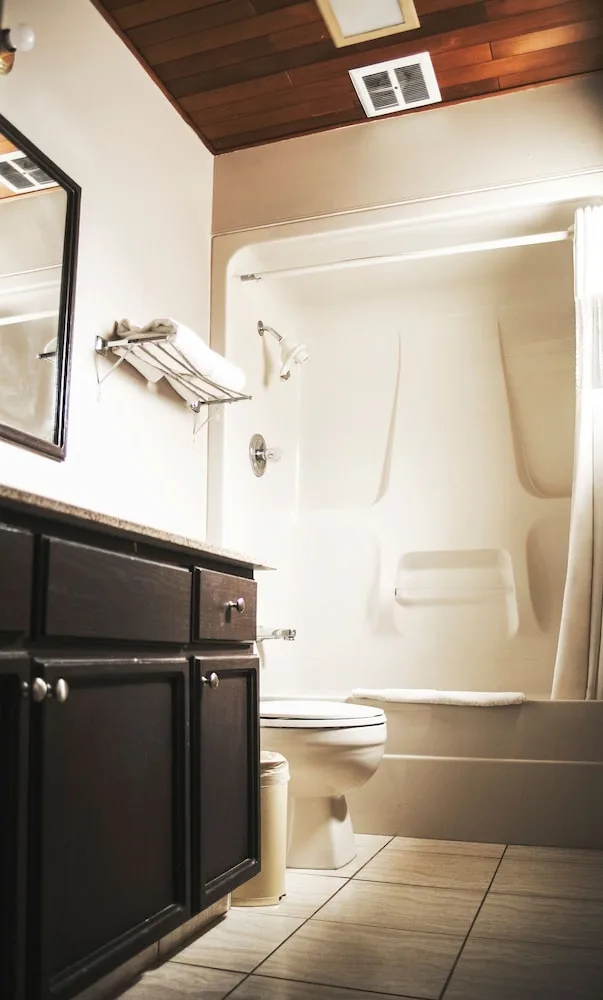 Efficiency, Deluxe, Queen Bed، Ramada by Wyndham Quesnel 2/2
