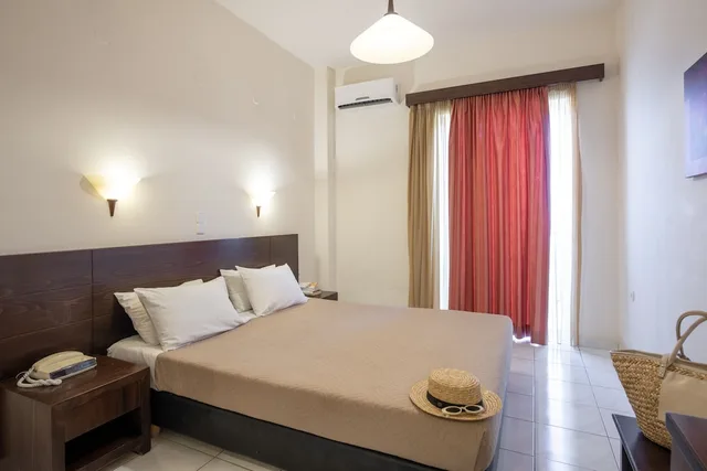 غرفة أساسية بسريرين منفصلين بإطلالة على الحديقة، Theo Hotel 2/4
