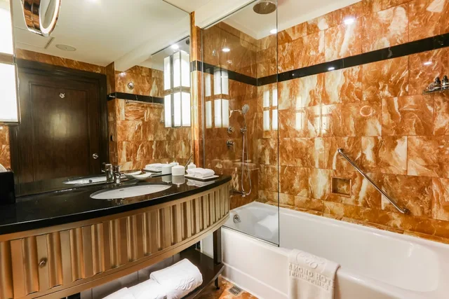 Premier, King Bed, Pool View, Diamond Hotel Philippines 4/4
