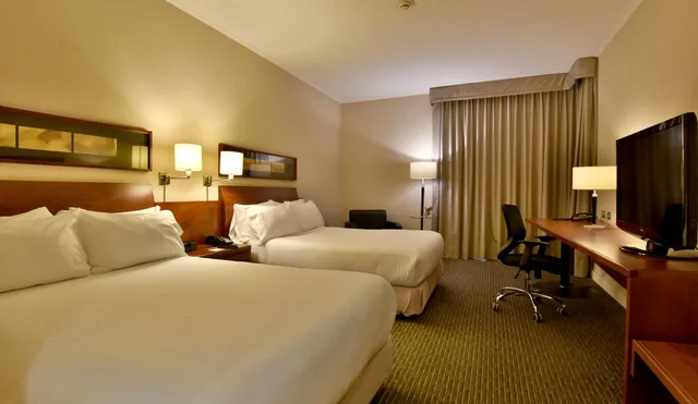 Standard, 2 Queen Beds, Holiday Inn Santiago Airport 3/10