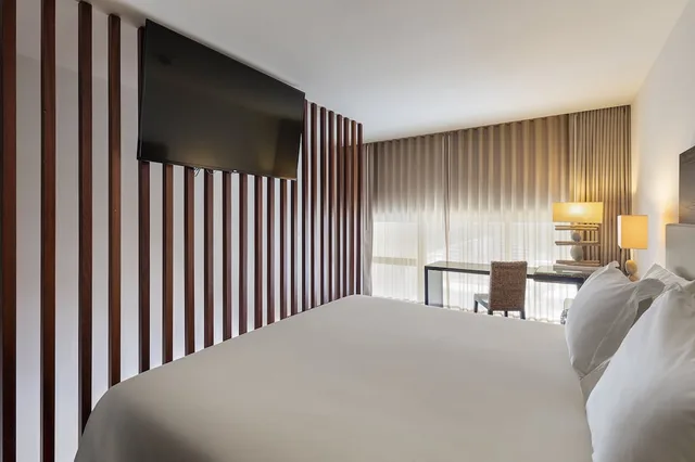 1 Bedroom, Vilamoura, Suite, King Bed, Lateral Side Sea View, Top Floor, Crowne Plaza Vilamoura Algarve 3/6