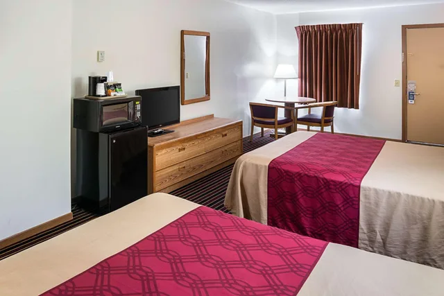 غرفة بسريرين مزدوجين، Rodeway Inn & Suites Austin I-90 2/2