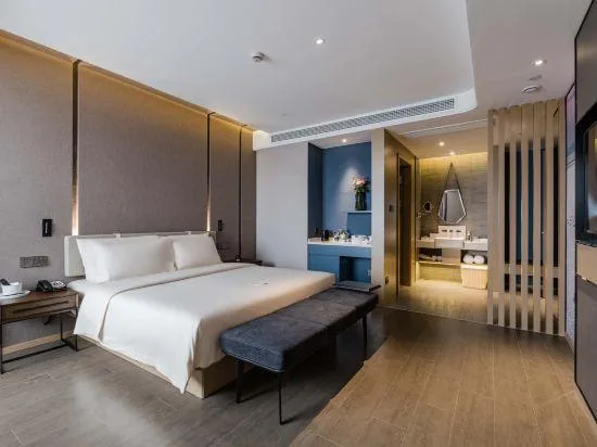 Elegant, Queen Bed, Atour Hotel (Xiangshan People's Square) 1/2