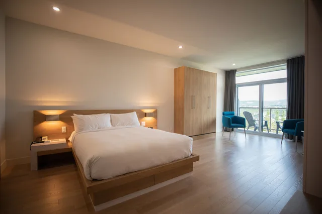 غرفة كومفورت بسرير كينج بإطلالة على البحيرة لذوي الإعاقة، Hotel du Domaine, an Ascend Collection Hotel 1/3