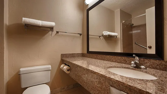 جناح بسرير كينج مع أريكة، Wyndham Tucson Airport & Conference Center 6/7