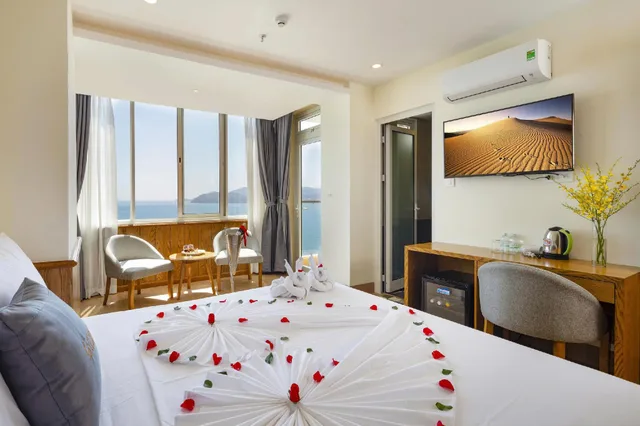 غرفة بريميير ديلوكس بسرير كوين بإطلالة على البحر، Quang Vinh Hotel 1/1