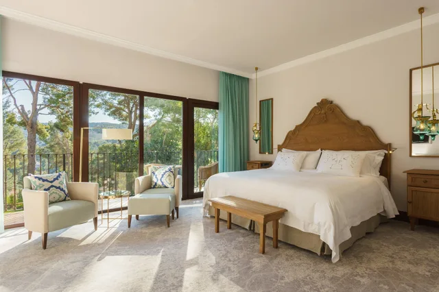 غرفة كلاسيكية بسرير كوين بإطلالة على الحديقة بشرفة، Castillo Hotel Son Vida, a Luxury Collection Hotel, Mallorca 1/4