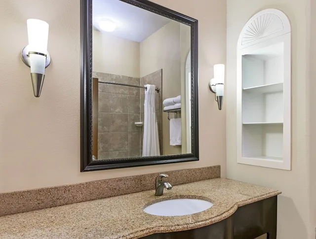 غرفة قياسية بسرير كينج لذوي الإعاقة، Holiday Inn Express Hotel & Suites Victoria 3/4
