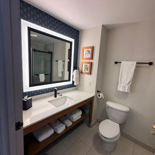 غرفة بسرير كينج وسريرين كوين لذوي الإعاقة، Country Inn Suites By Radisson Lima Oh 3/4