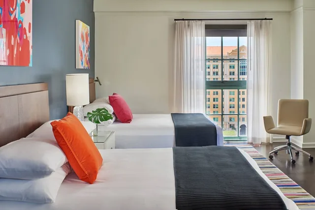 غرفة بسريرين كوين بإطلالة على المدينة، Hotel Colonnade Coral Gables Autograph Collection 1/8