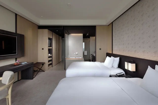 غرفة عائلية بسريرين مزدوجين بإطلالة على النهر بشرفة، CROWNE PLAZA TAINAN 4/6