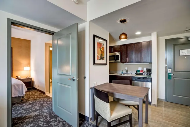 جناح بسريرين كوين بغرفة نوم واحدة مع أريكة، HOMEWOOD SUITES BY HILTON CHRISTIANSBURG 5/5