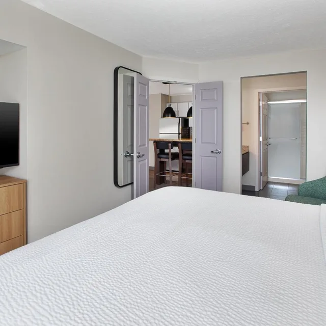 جناح بسرير كينج بغرفة نوم واحدة مع أريكة، STAYBRIDGE SUITES LINCOLN NORTHEAST 1/2