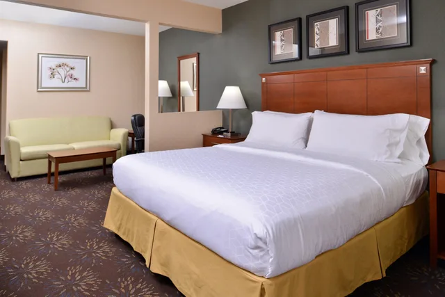 غرفة بسرير كينج، Holiday Inn Express Hotel Suites West Chester 1/3
