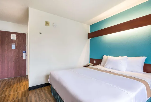 غرفة بسريرين كوين للمدخنين، Golden Isles Inn & Suites Brunswick South 1/6