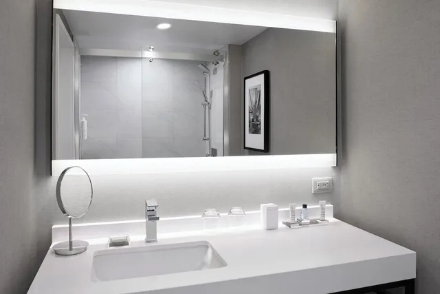 غرفة عائلية بسرير كينج وسرير بطابقين، Toronto Airport Marriott 8/9