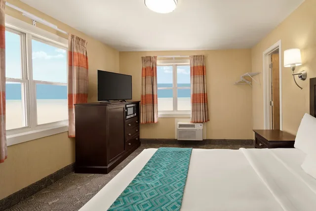 Room, Queen Bed, Ocean Front، Plim Plaza 2/6