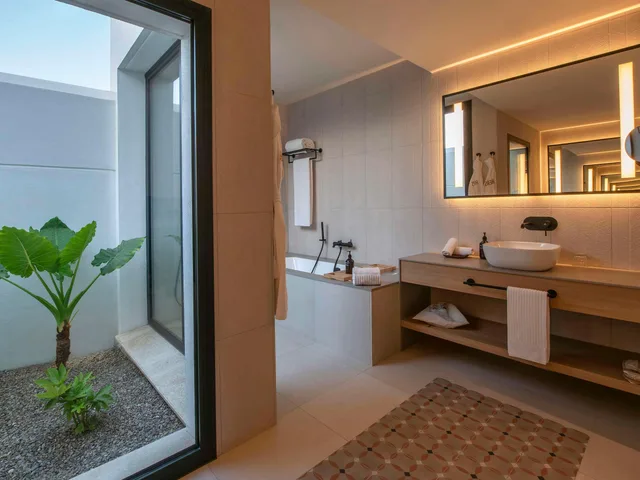 2 Bedrooms, Family Suite, So, King and Twin Beds, Living Area، SO/Sotogrande Spa & Golf Resort Hotel 2/3