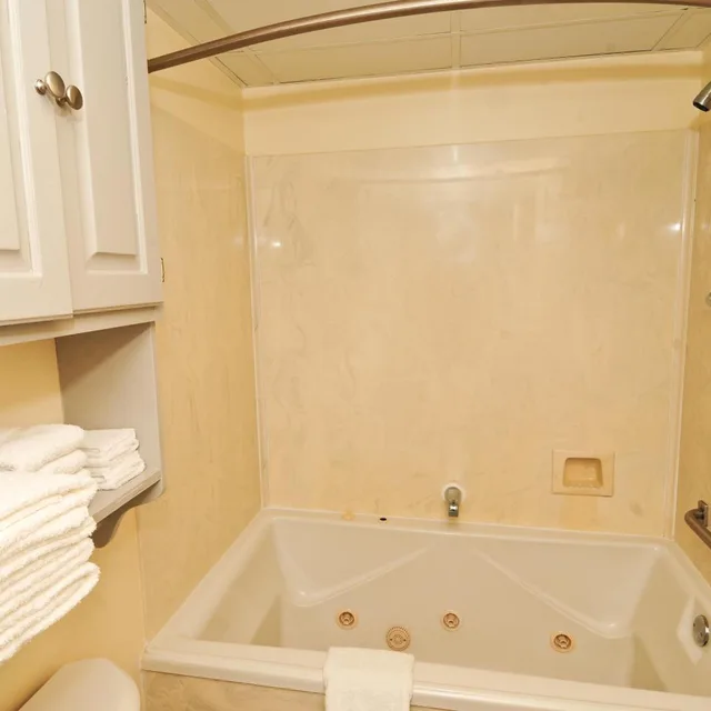 Renovated, 2 Rooms, Suite, 3 Queen Beds, Ocean Front، Holiday Sands South 4/7